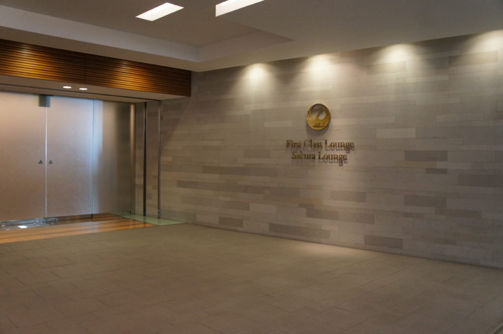 ファーストクラスラウンジ入り口