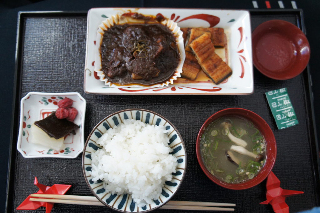 機内食、牛タンシチュー