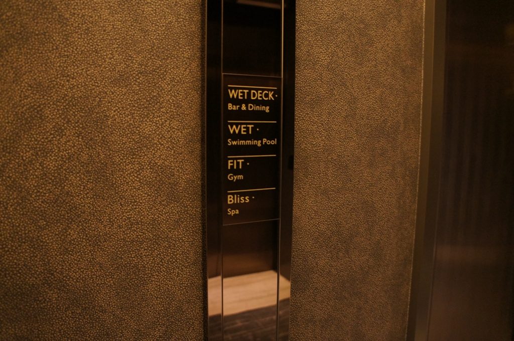 W香港エレベーターホール