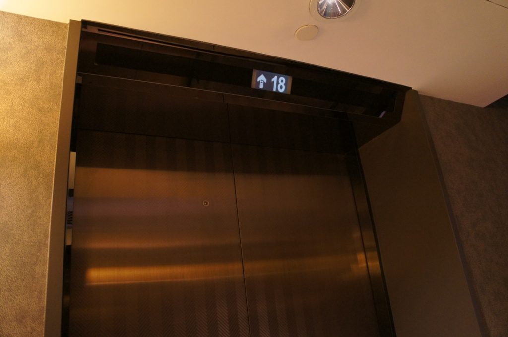 W香港エレベーターホール