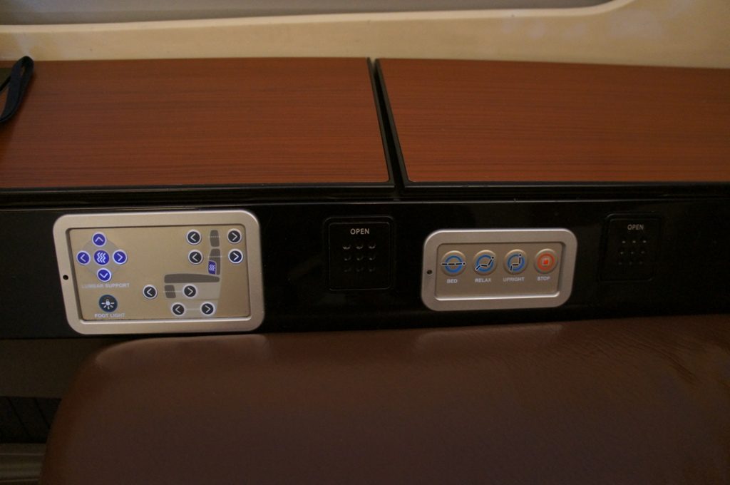 ファーストクラス座席コントローラー