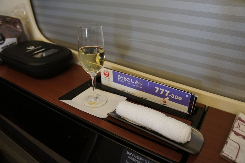 ファーストクラスおしぼりとシャンパン