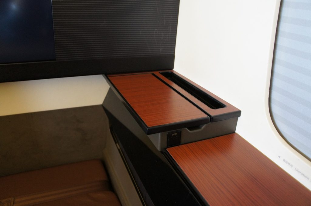 モニター横小物入れ