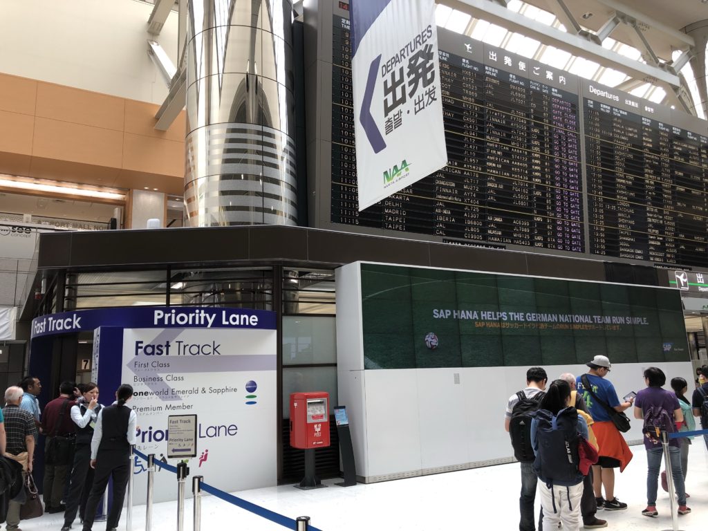 成田空港出発ロビー