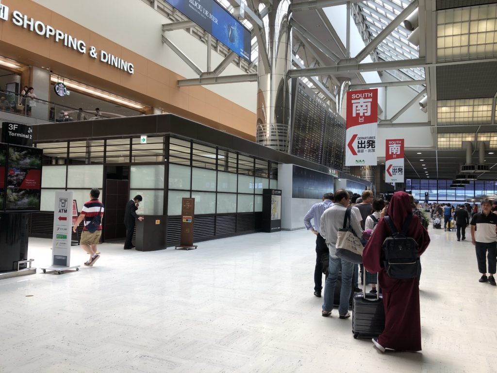 成田空港出発ロビー