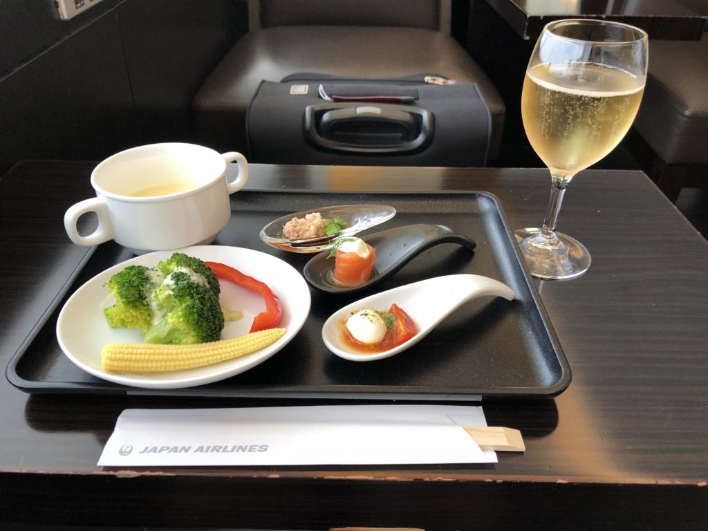 ファーストクラスラウンジ食べたもの