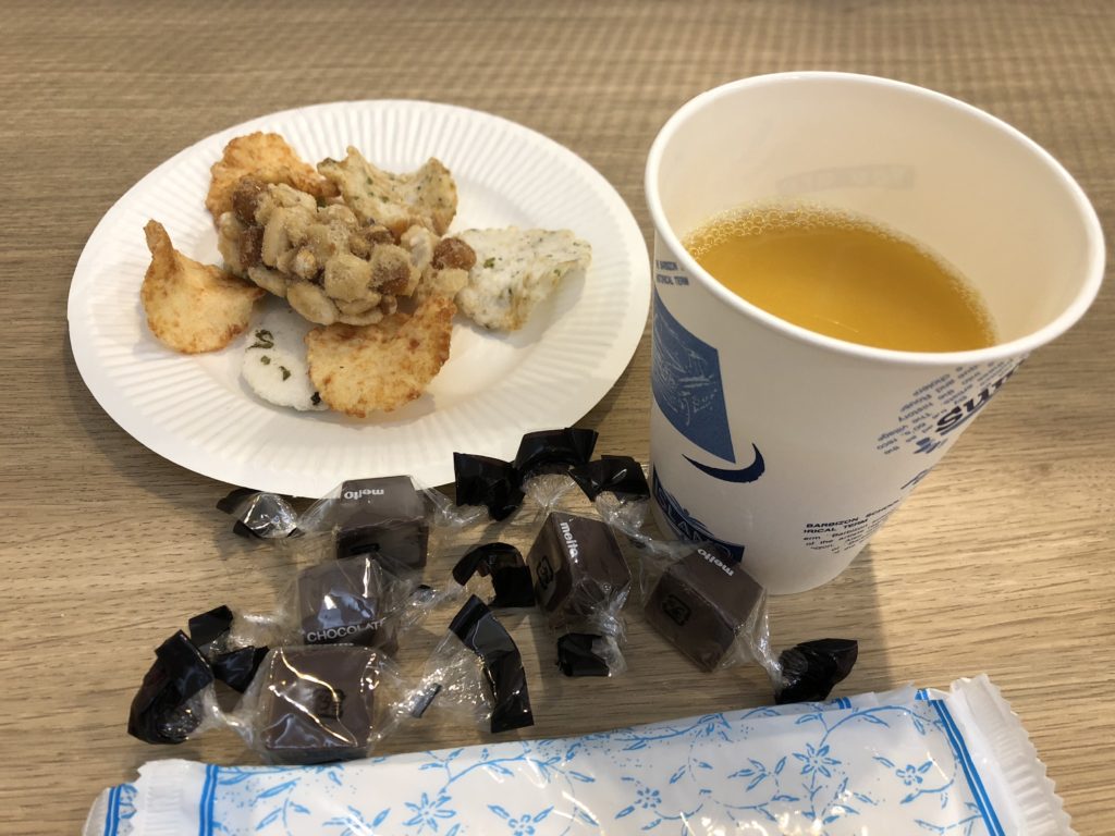 ラウンジのお菓子