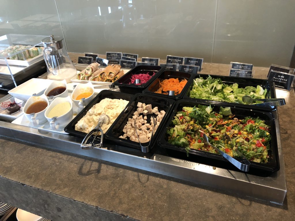 JALファーストクラスラウンジサラダ