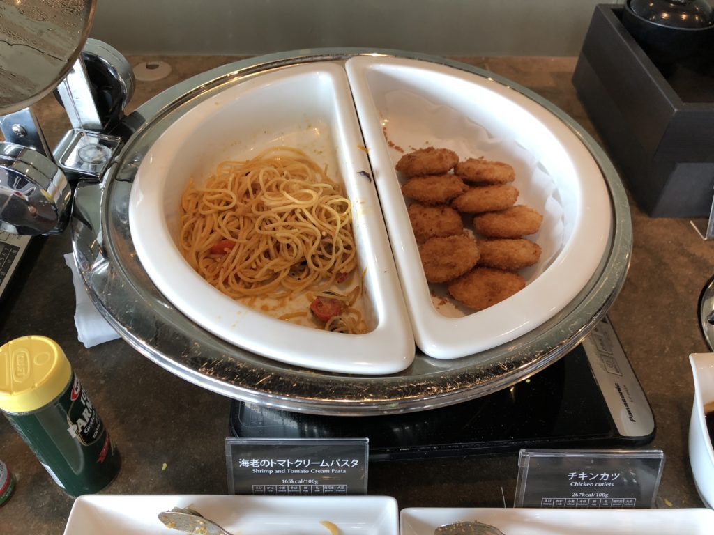 JALファーストクラスラウンジチキンカツパスタ