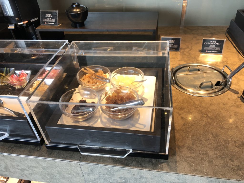 JALファーストクラスラウンジカレーのトッピング