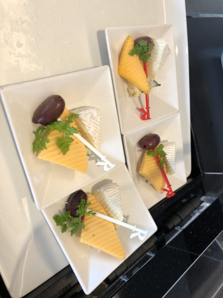 JALファーストクラスラウンジチーズ