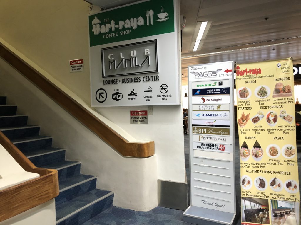 ラウンジへ向かう階段