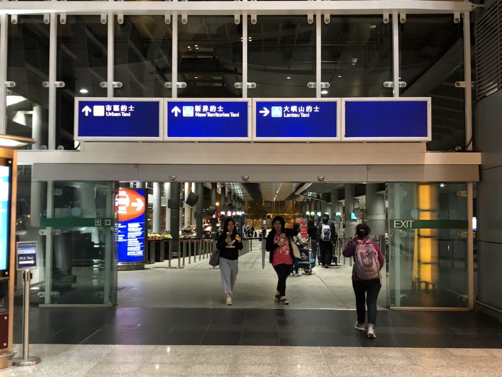 香港国際空港タクシー乗り場へ