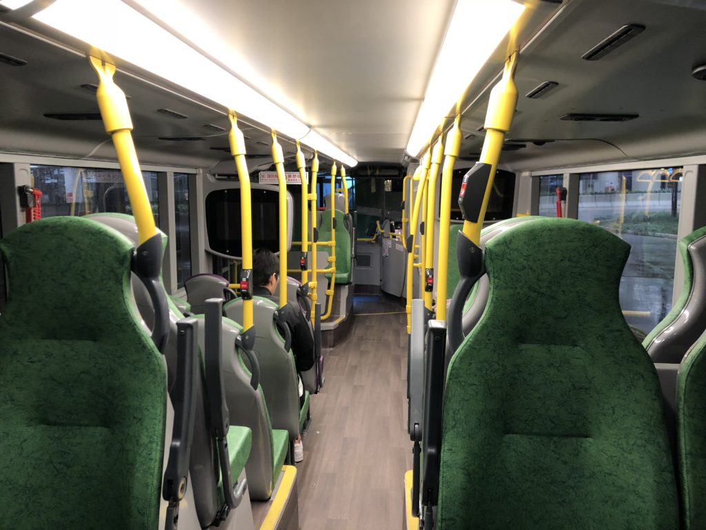 バス車内