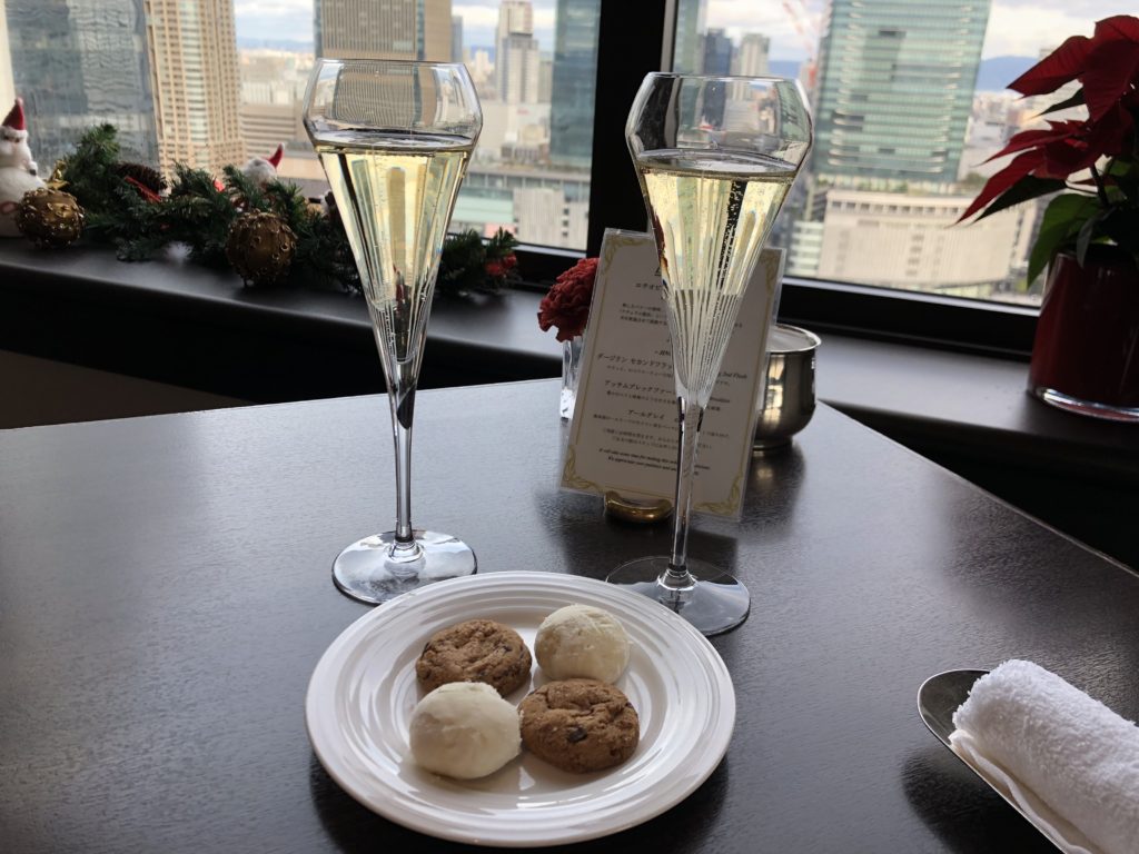 クラブラウンジシャンパンとクッキー