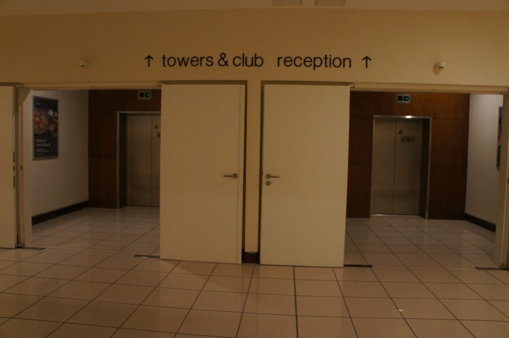 ラウンジに行くエレベーター