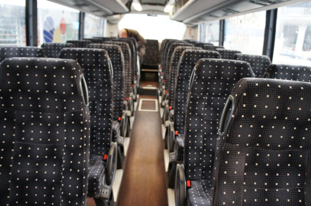 バス車内