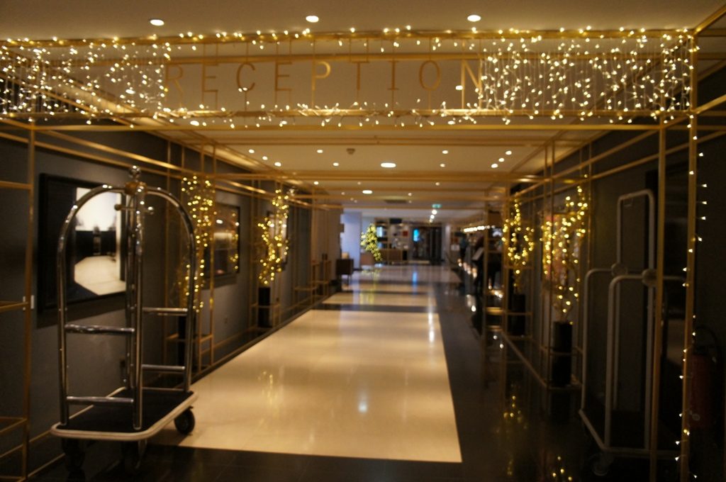 フロントへの通路