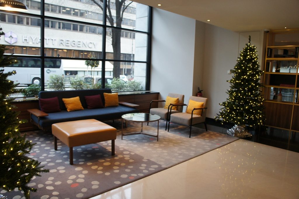 フロント前の椅子