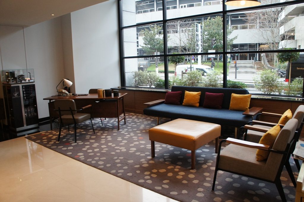 フロント前の椅子