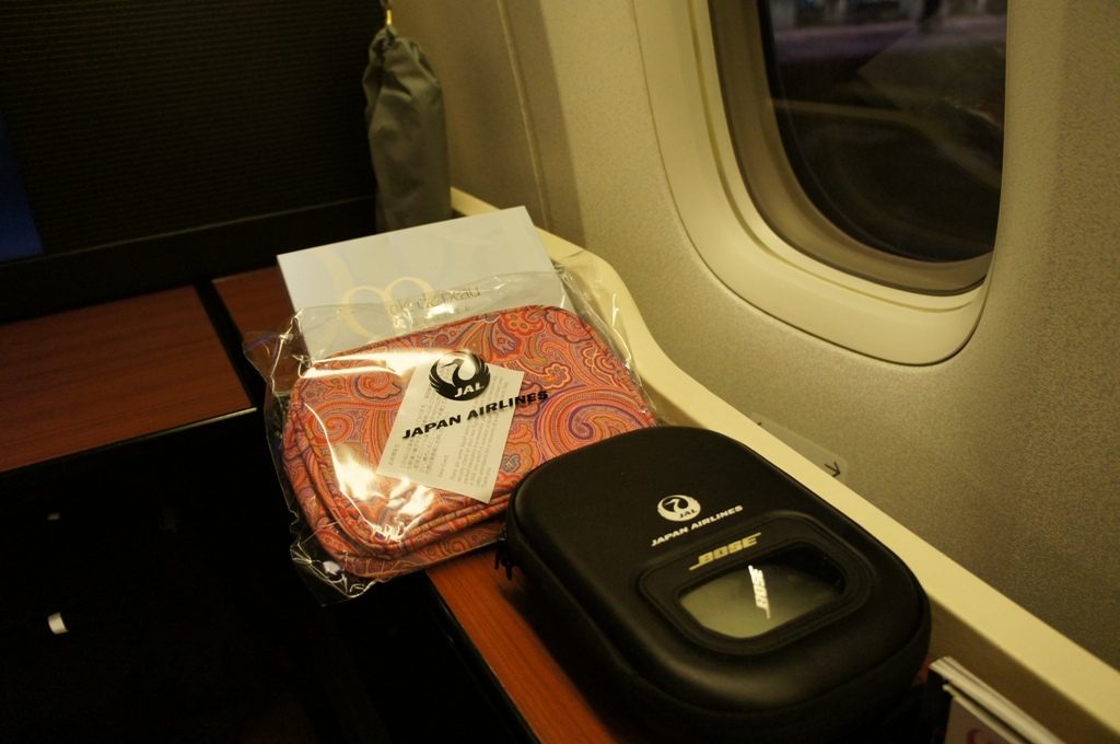 ヘッドホンとアメニティポーチ