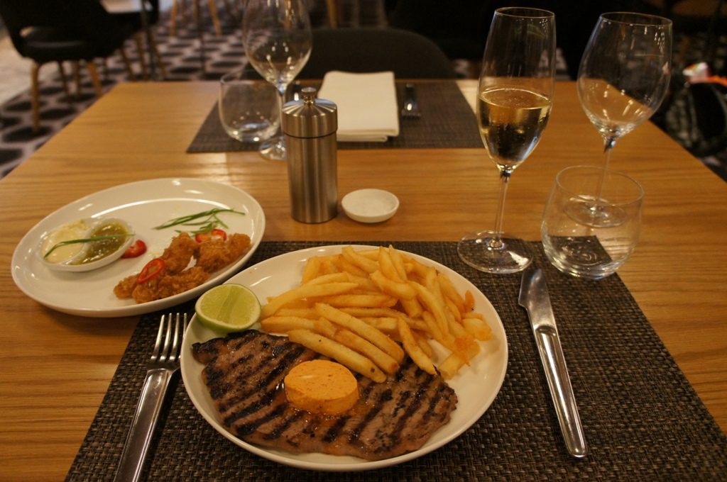 カンタスファーストラウンジ食べたもの