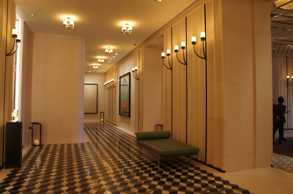 ローズウッド香港エレベーター前の椅子