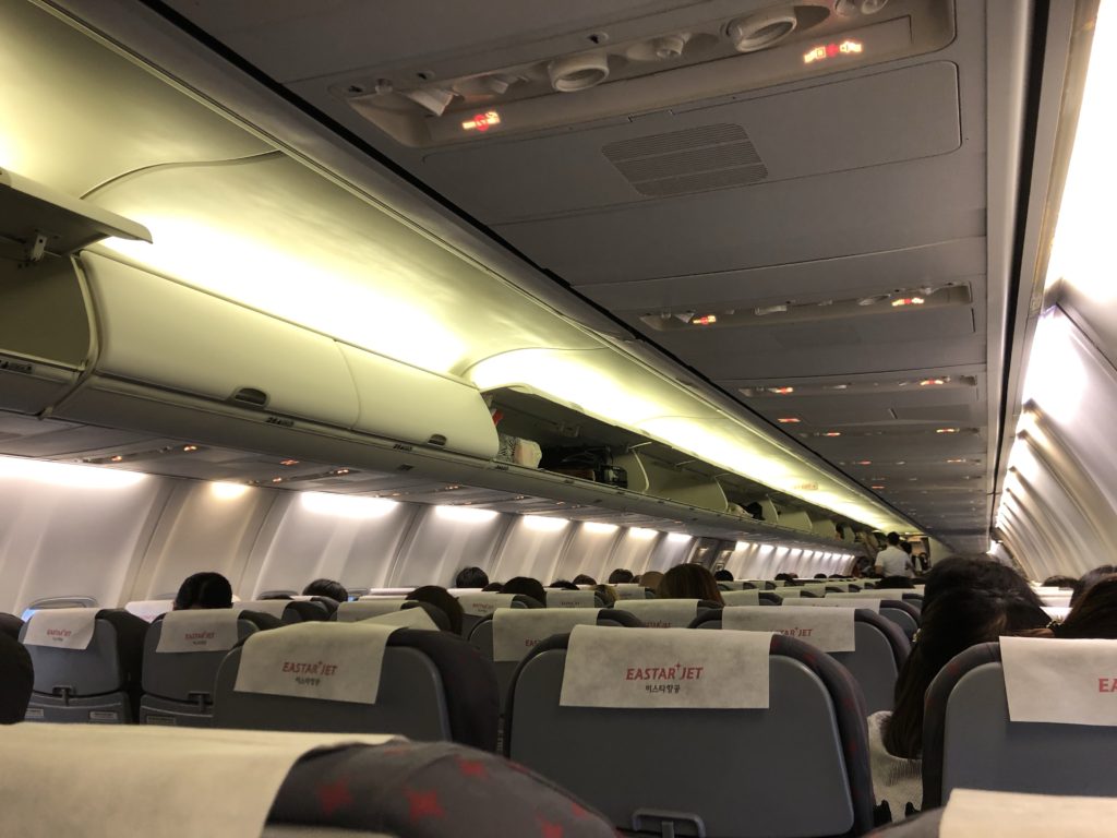 イースター航空機内