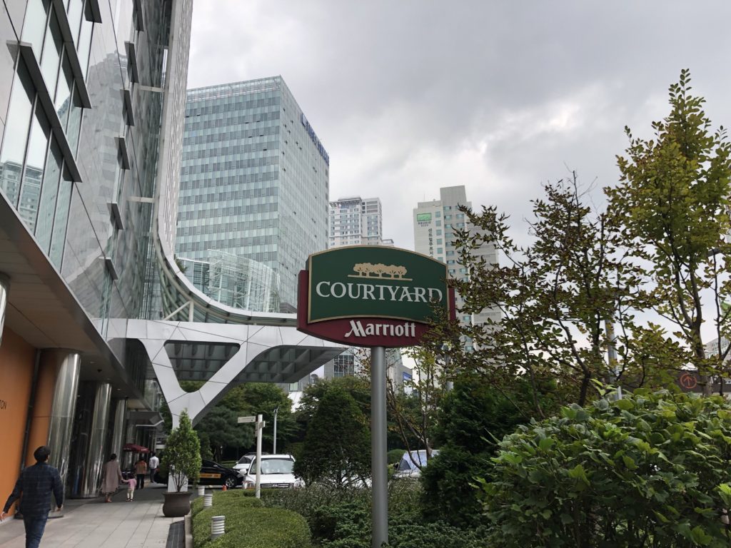 コートヤード看板