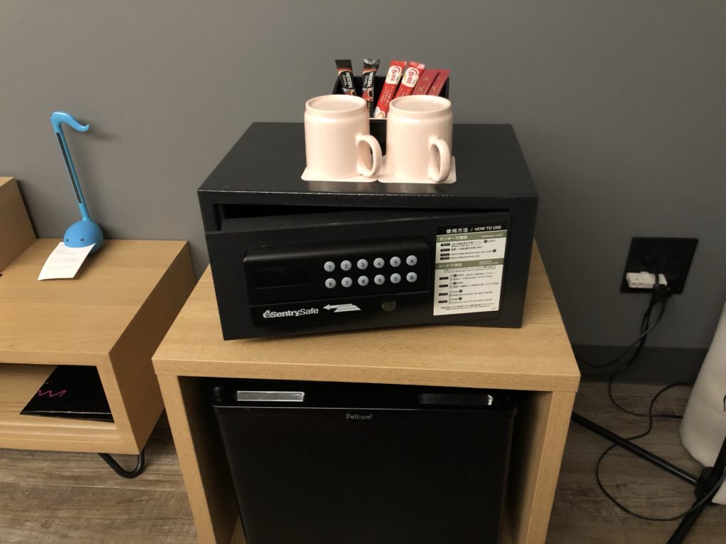 moxy大阪本町セキュリティボックスとコーヒー