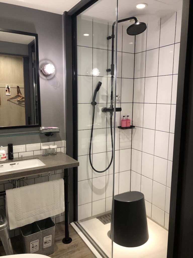 moxy大阪本町バスルーム