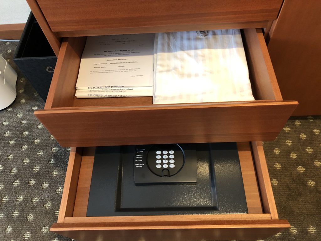 横浜ベイシェラトンパジャマとセキュリティボックス