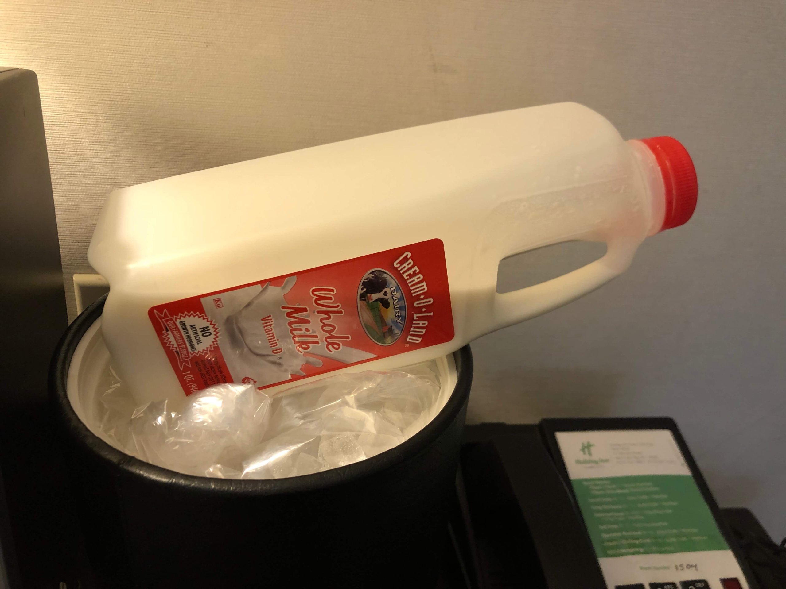 ホリディイン・氷で牛乳を冷やす図