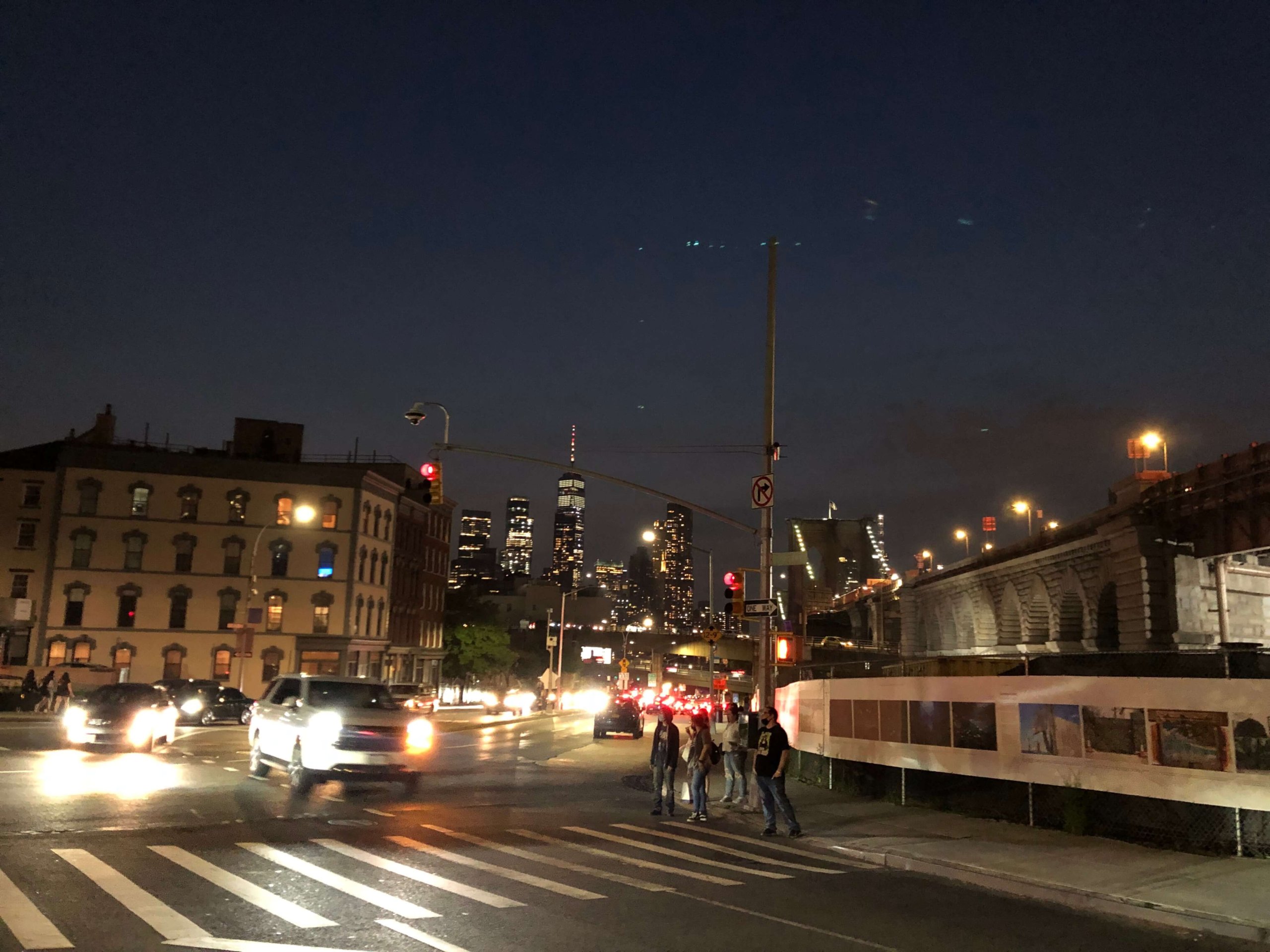 ブルックリンブリッジへ行くまでの道路からのマンハッタン