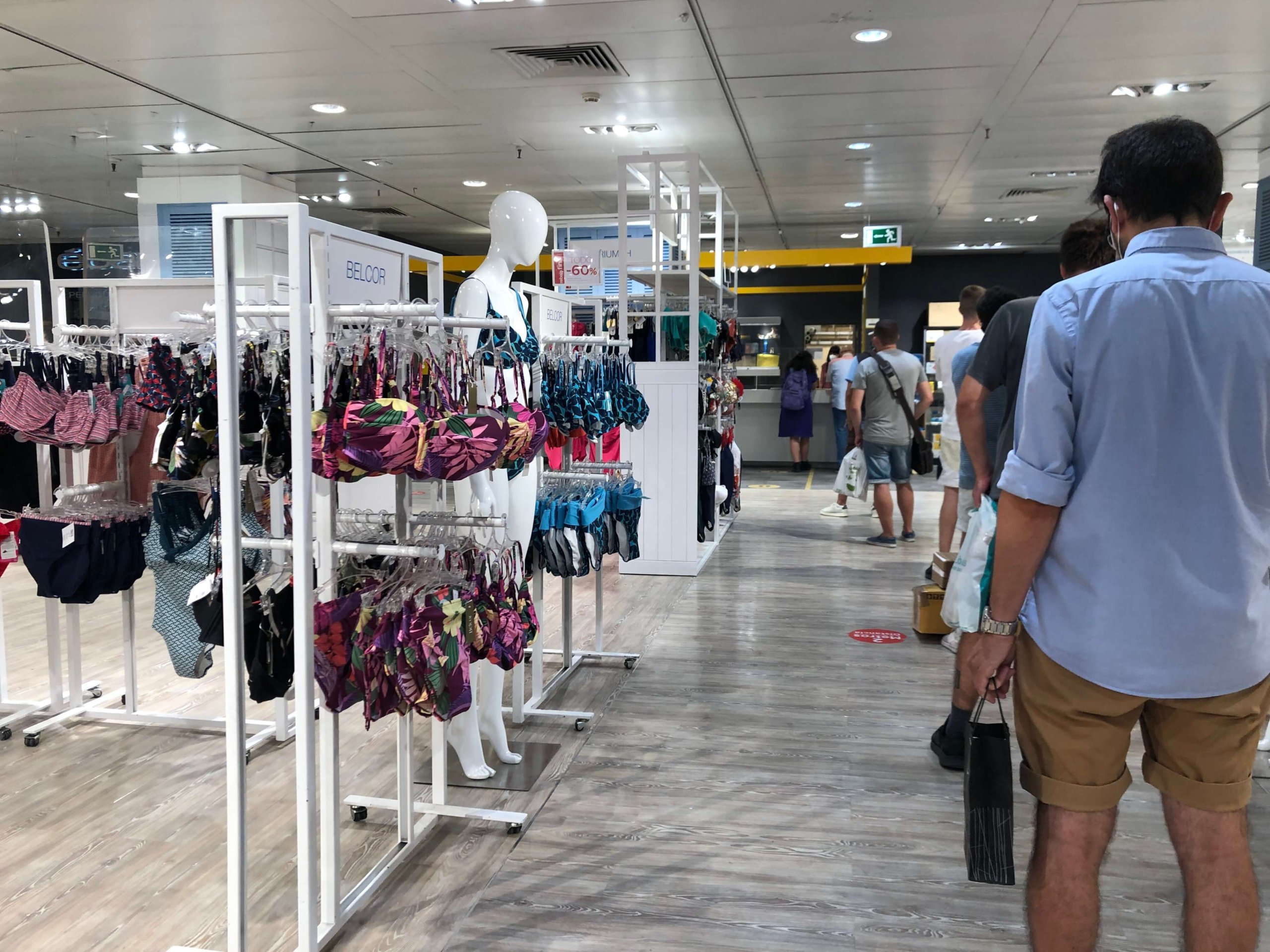 エル・コルテ・イングレスの中の郵便局