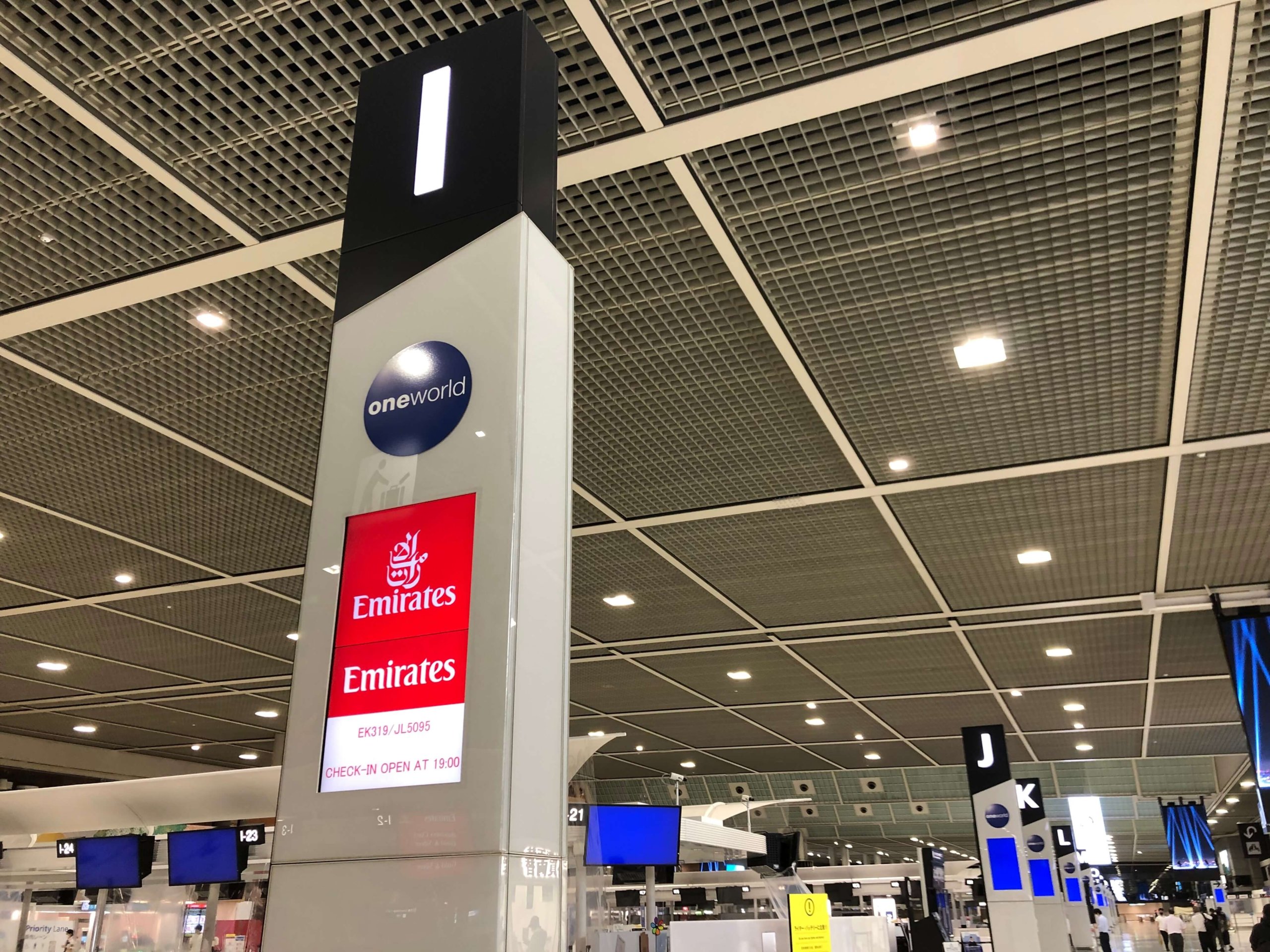 成田空港・エミレーツ航空カウンター