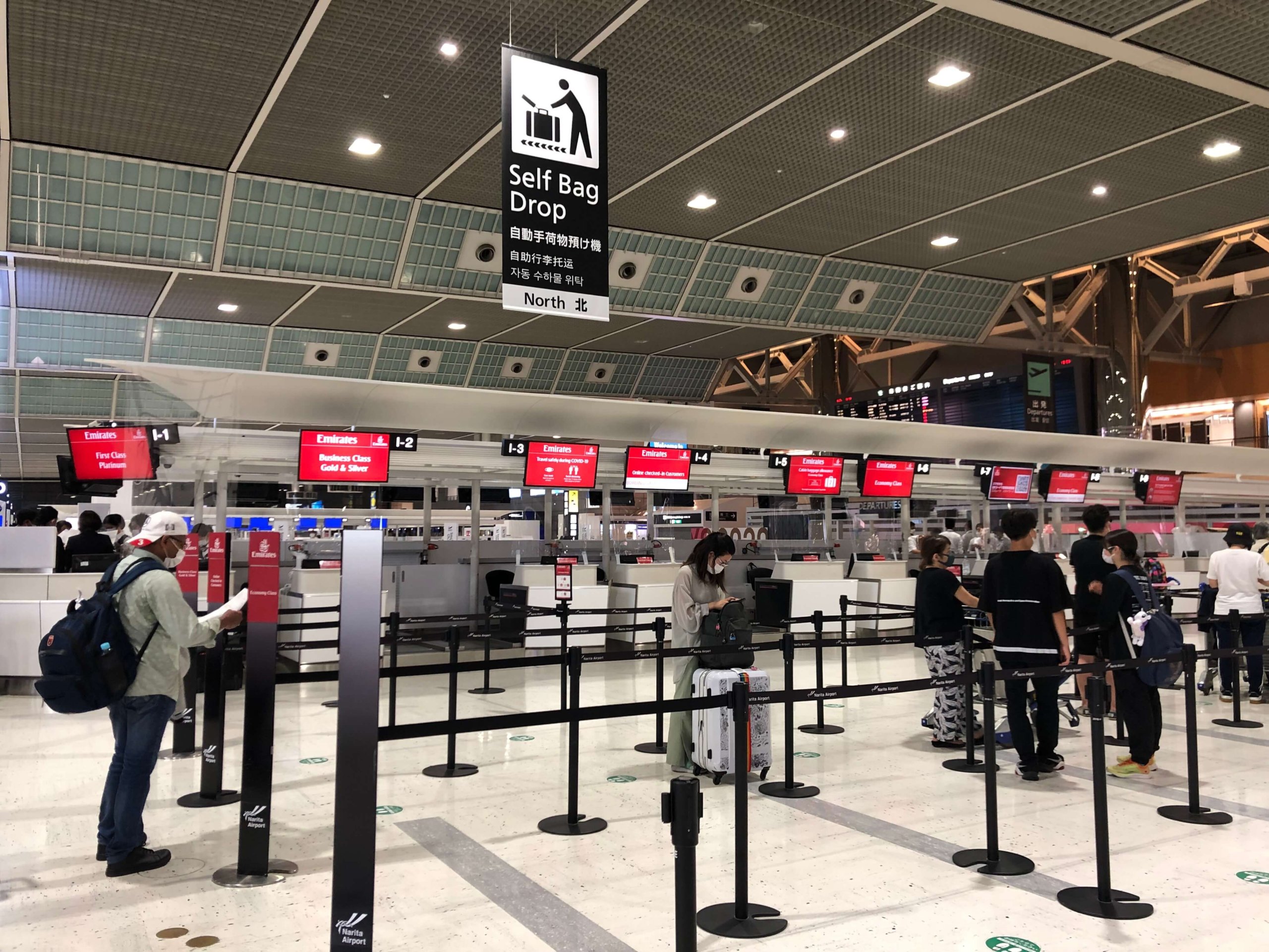 成田空港・エミレーツ航空カウンター