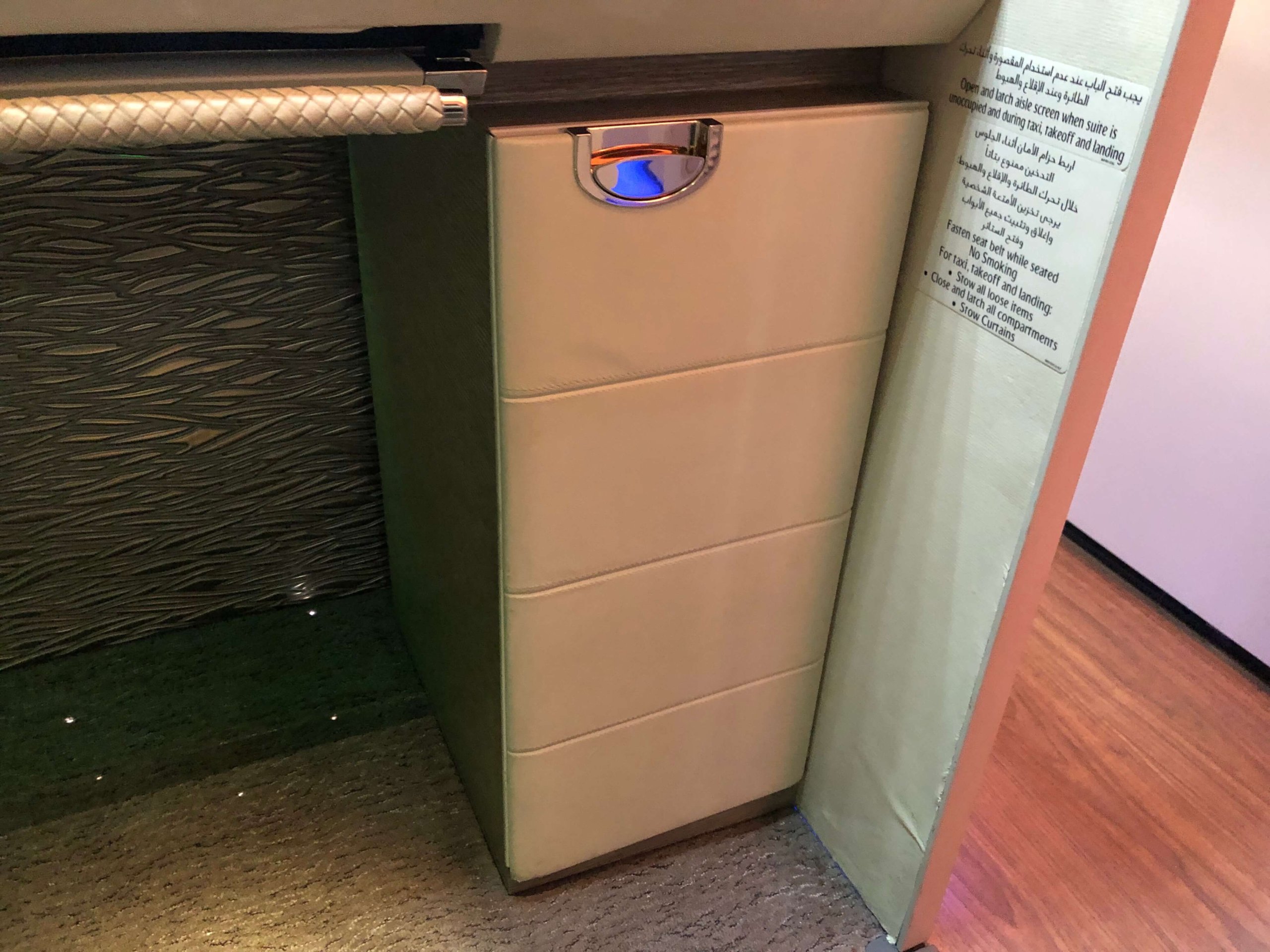 エミレーツ航空・ファーストクラスのストレージ