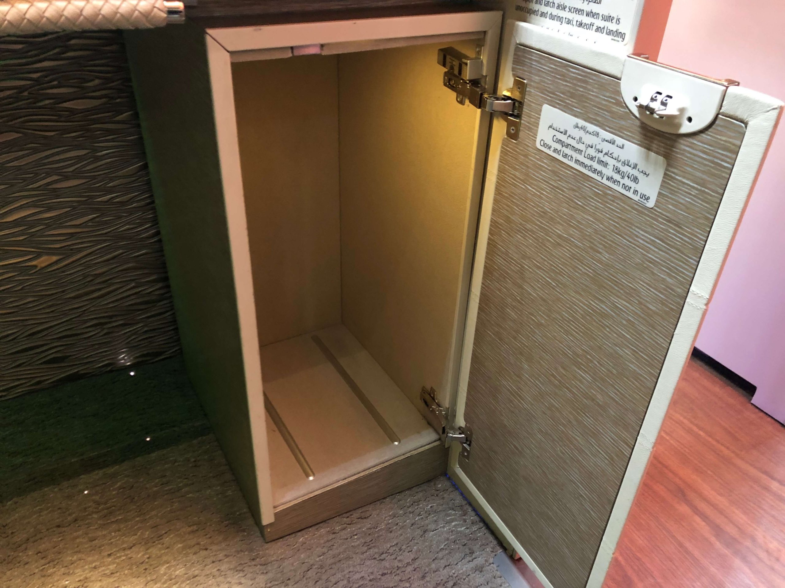 エミレーツ航空・ファーストクラスのストレージ