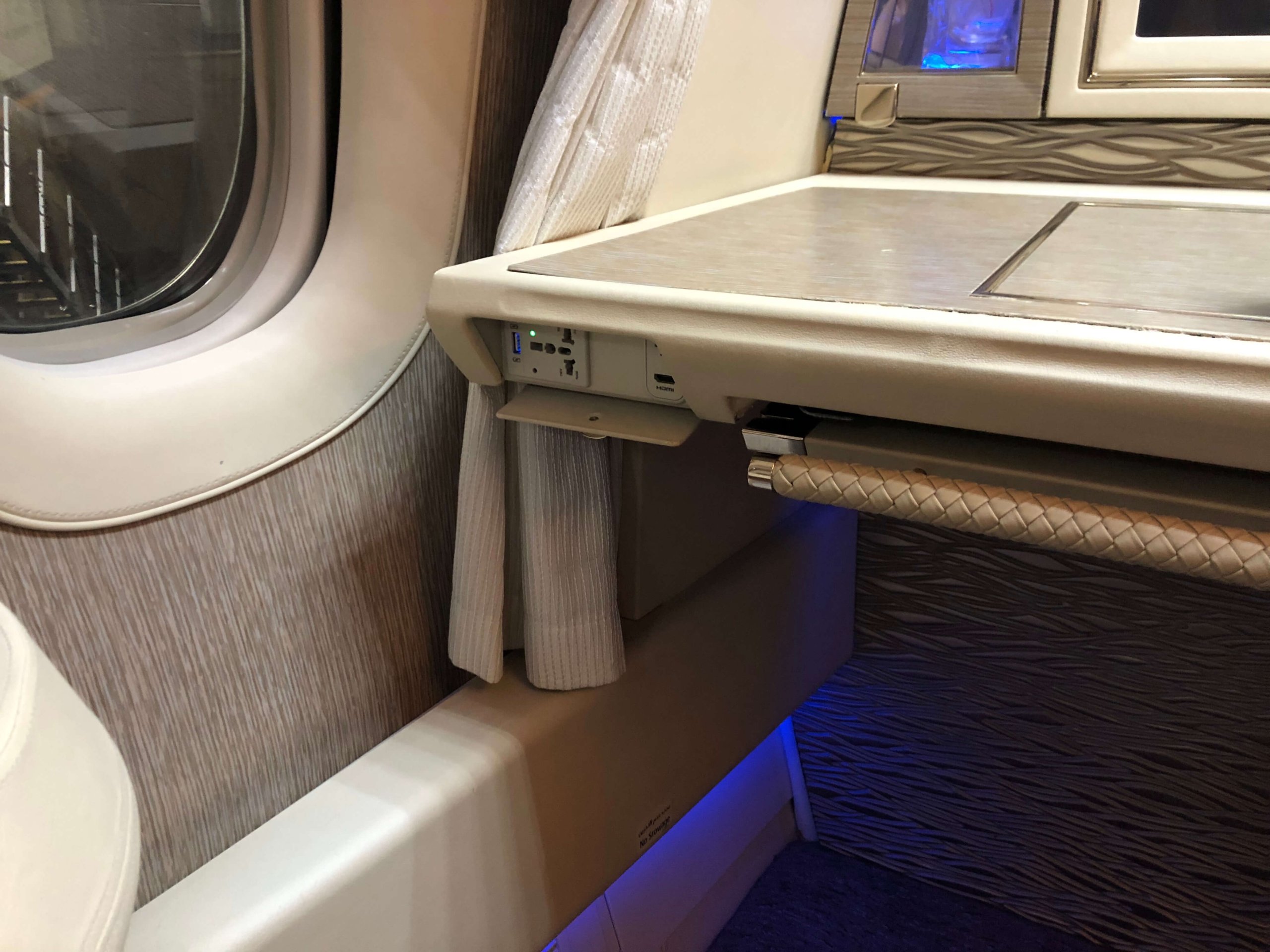 エミレーツ航空・ファーストクラスの電源