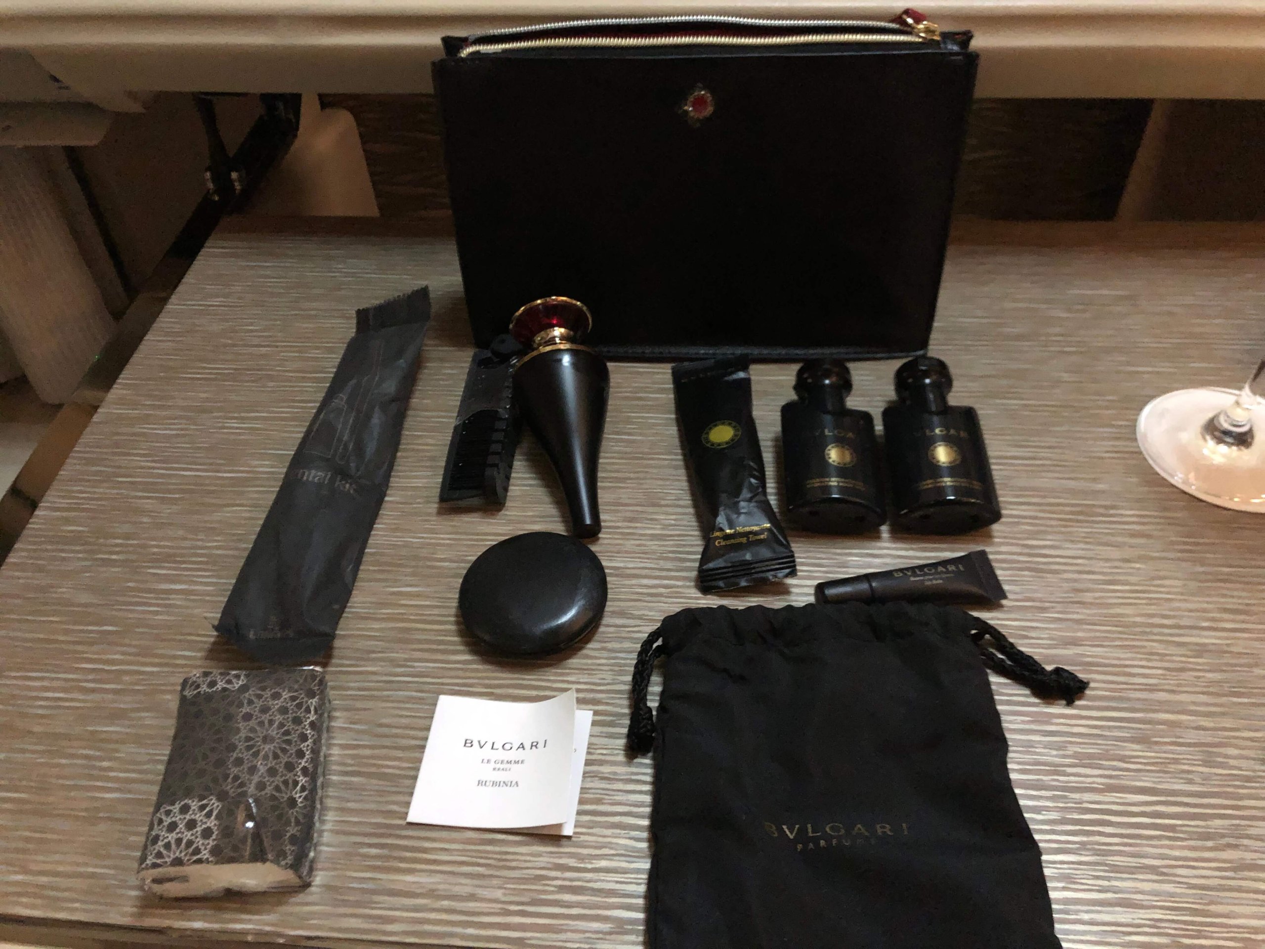 エミレーツ航空・アメニティポーチの中身