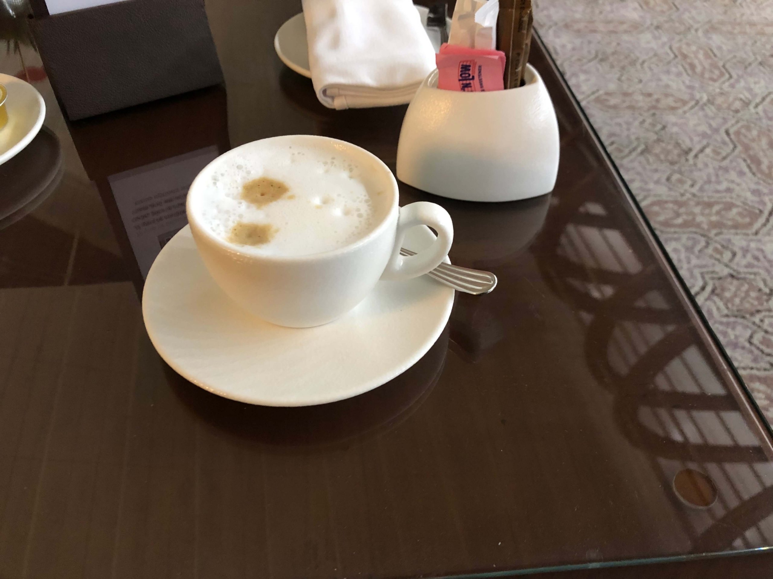 エミレーツ航空・ファーストクラスラウンジカプチーノ