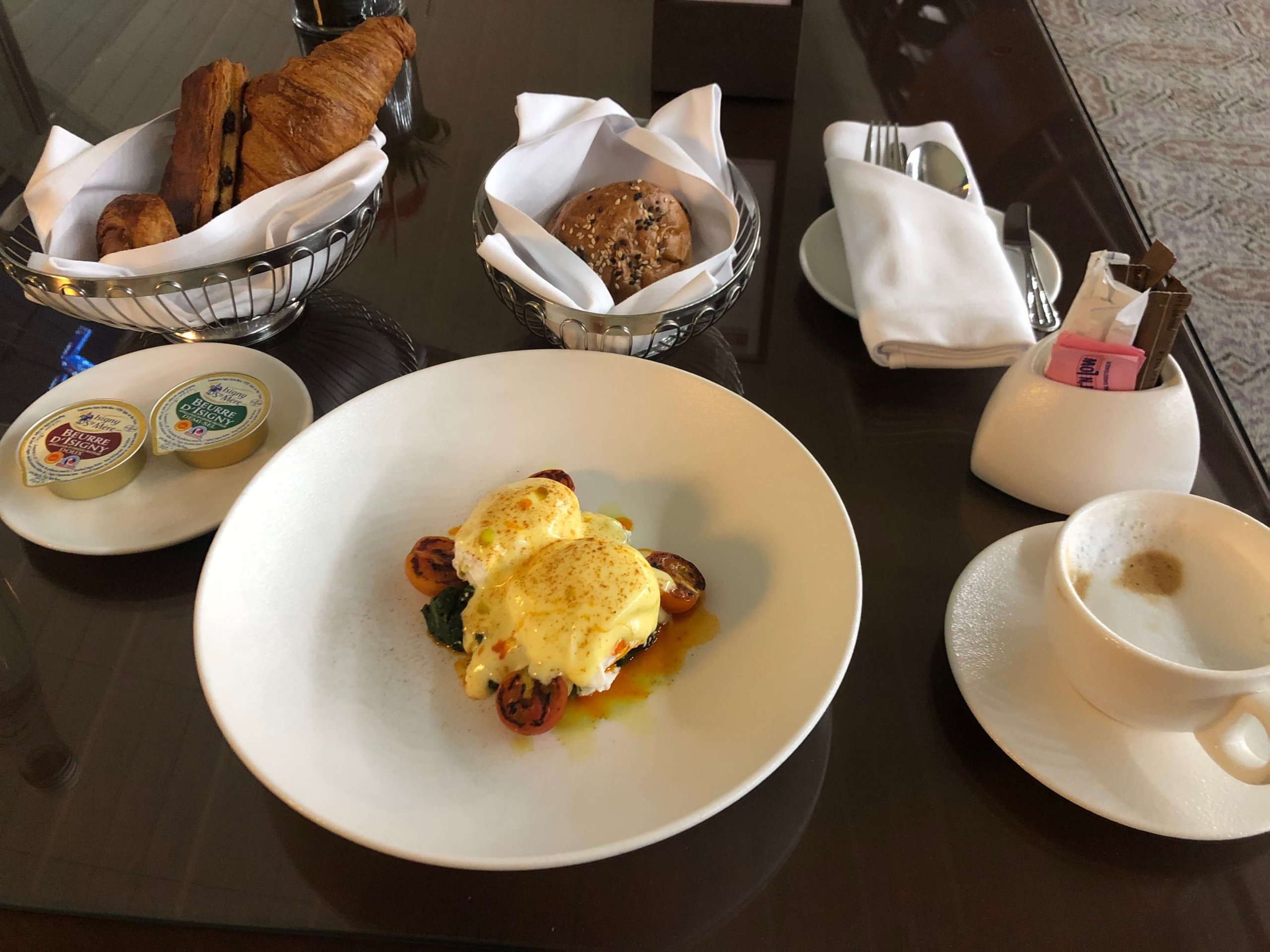 エミレーツ航空・ファーストクラスラウンジ食事