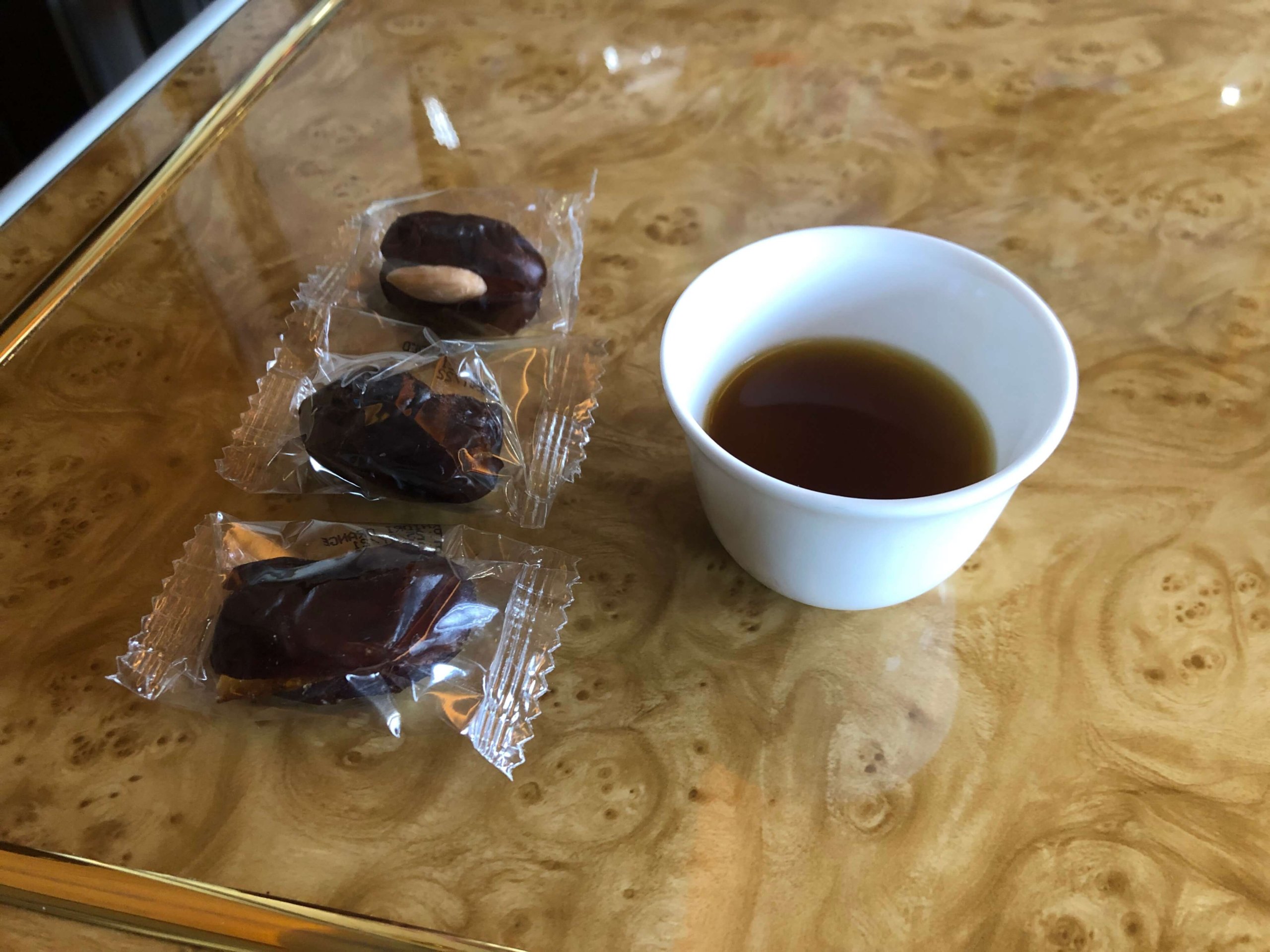 エミレーツ航空・アラビックコーヒーとデーツ