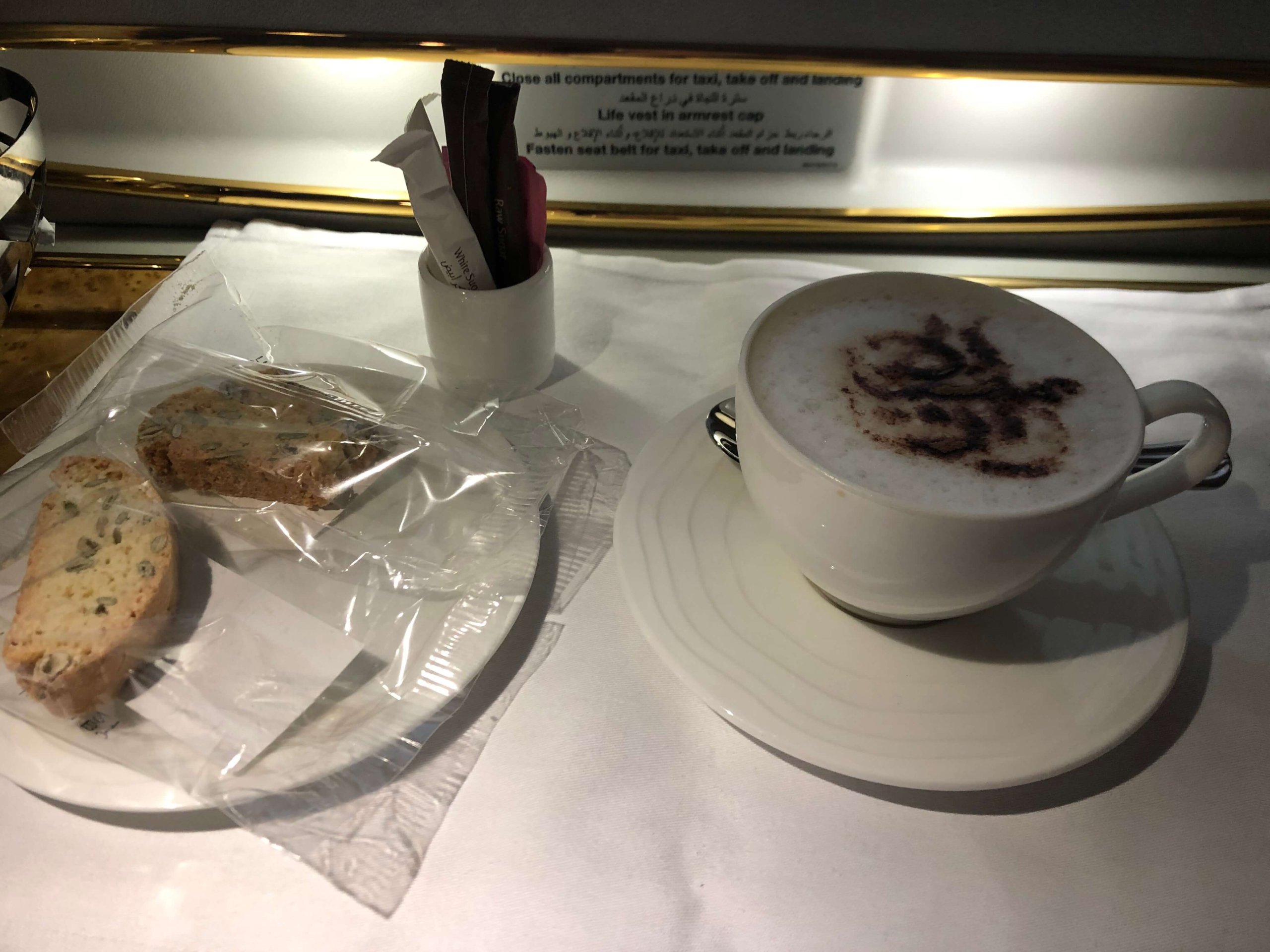 エミレーツ航空・カプチーノとショートブレッド