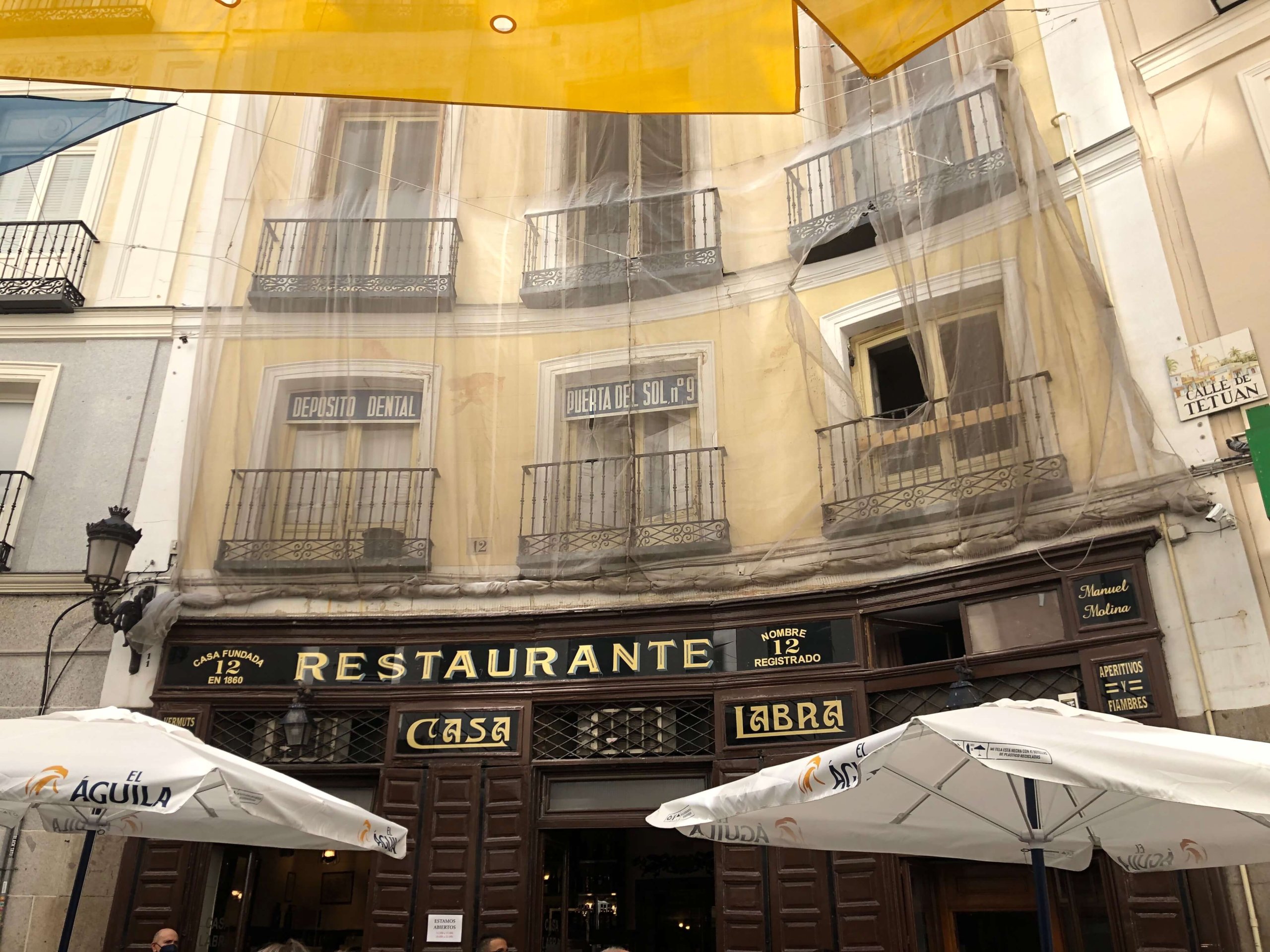 エルコルテイングレスの前のレストラン