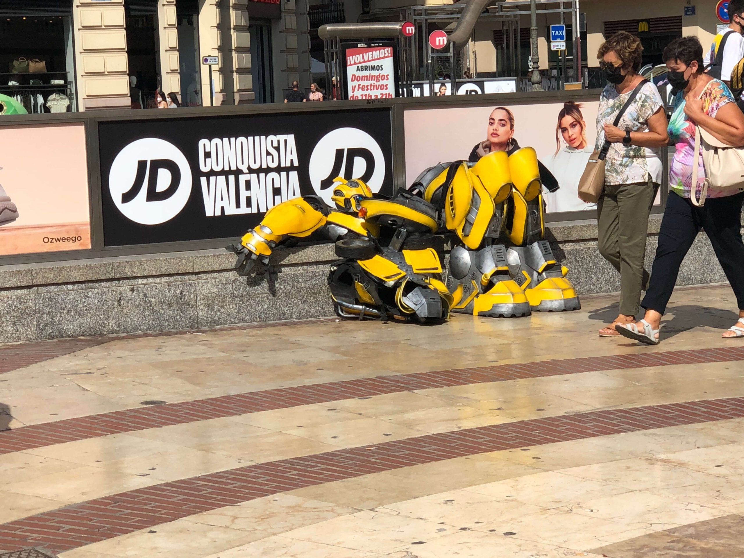 中身の抜けたロボット