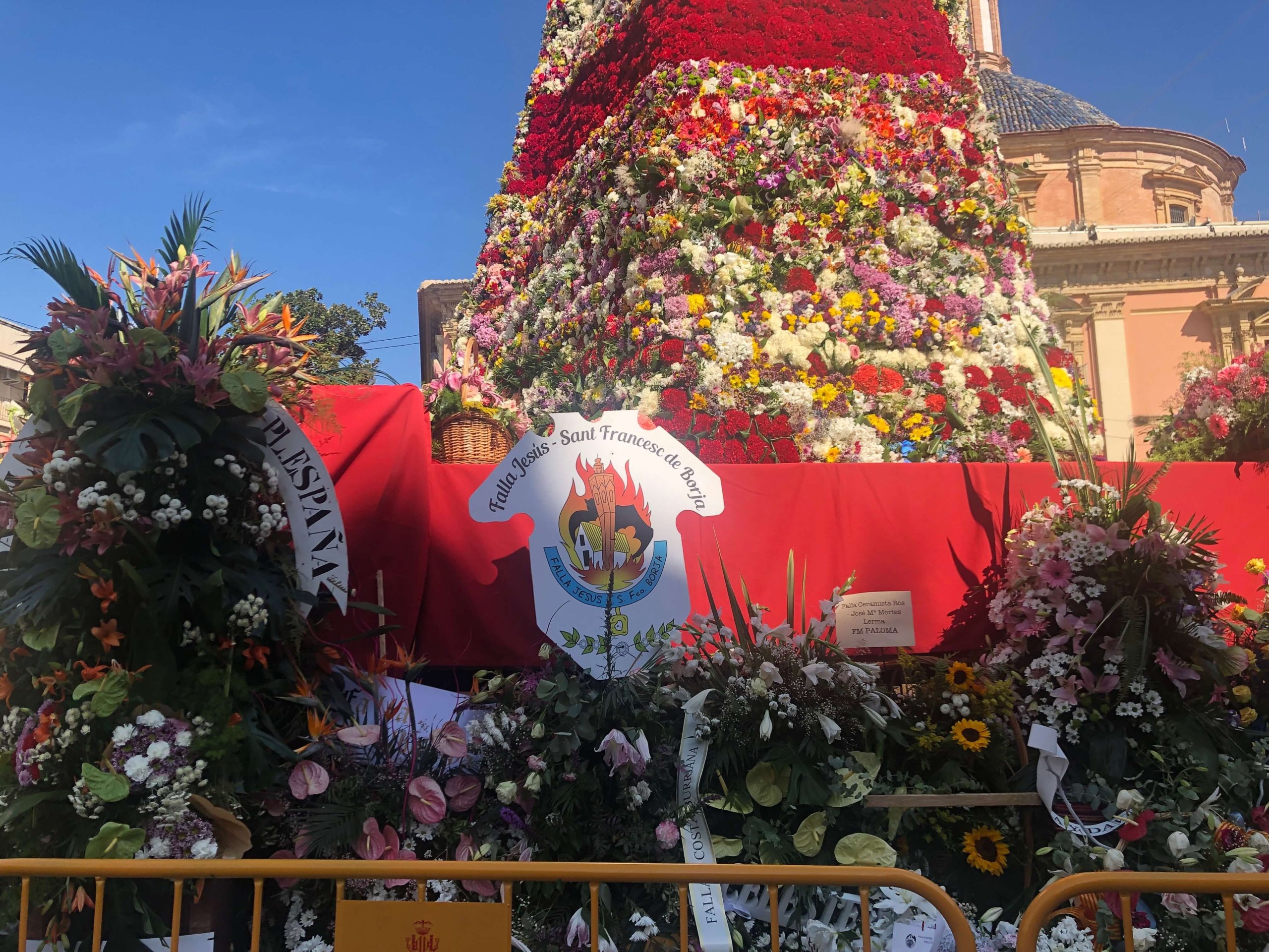 ビルヘン広場の聖母マリア像のお花
