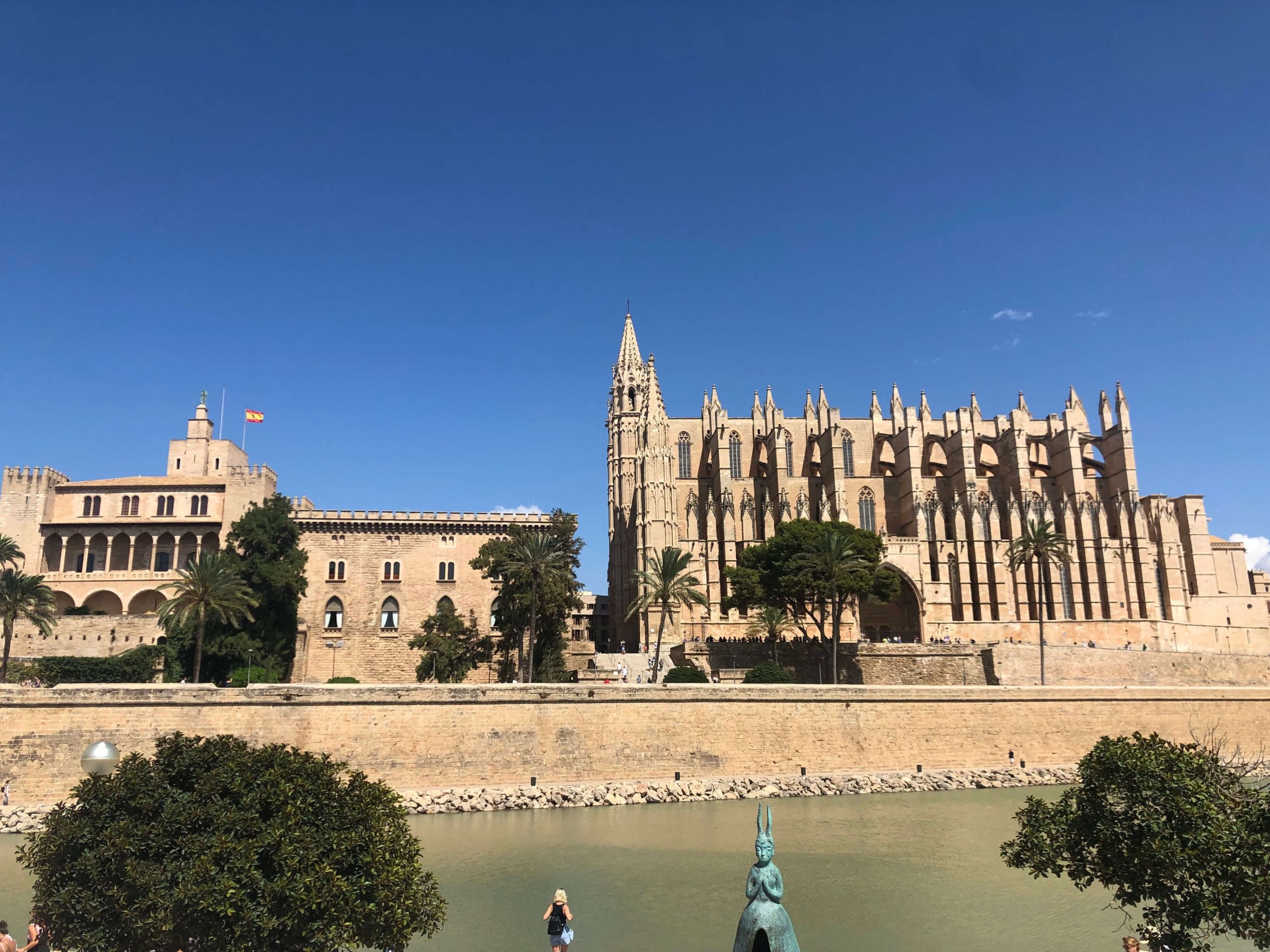 パルマ大聖堂とアルムダイナ宮殿