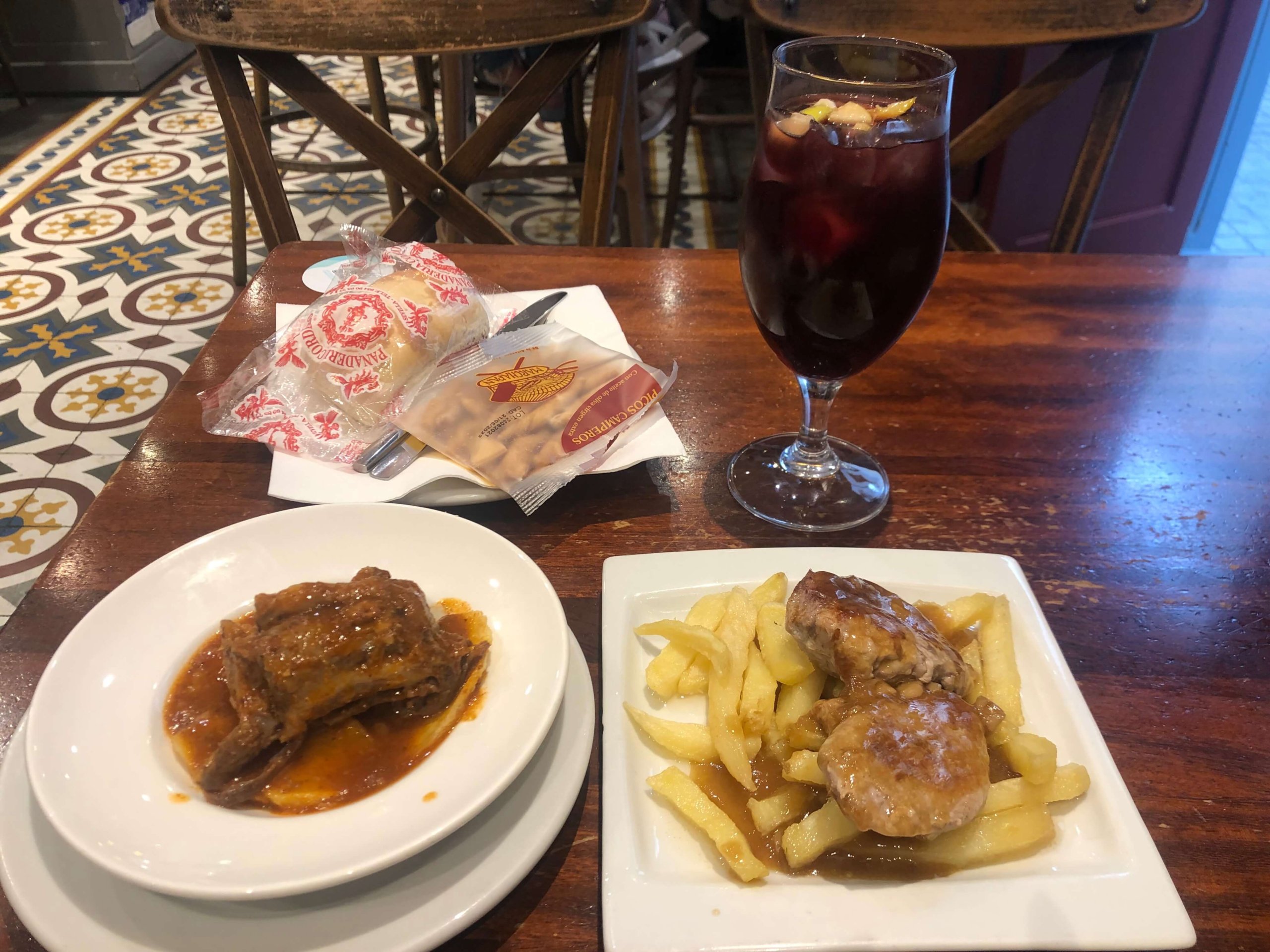 ドス・デ・マヨ　サングリアとタパス